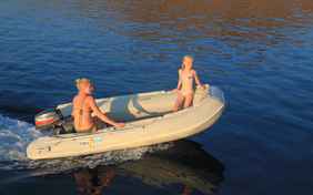 Im Dinghi durch die Wellen schaukeln